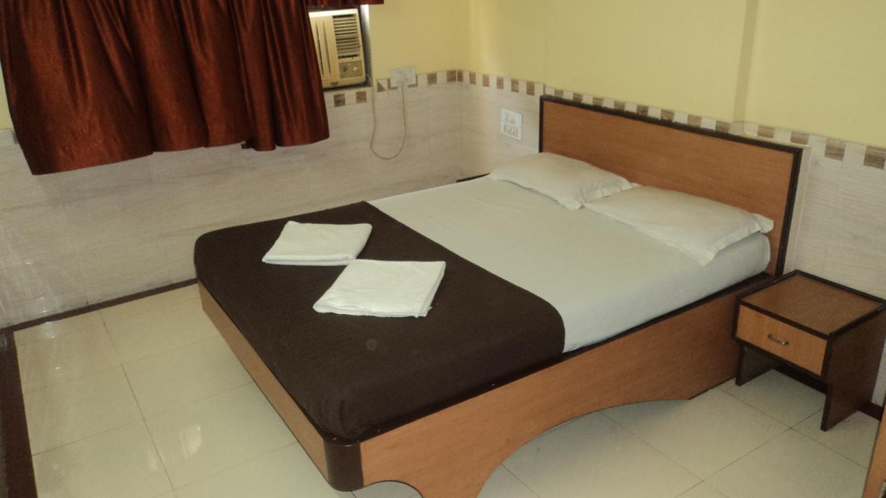 Girija Payyade Hotel Kalyan Exterior photo