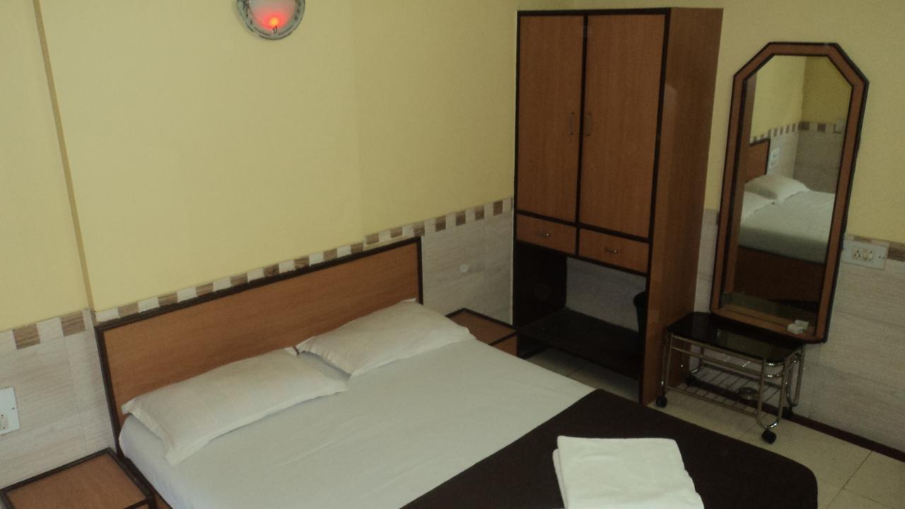 Girija Payyade Hotel Kalyan Exterior photo