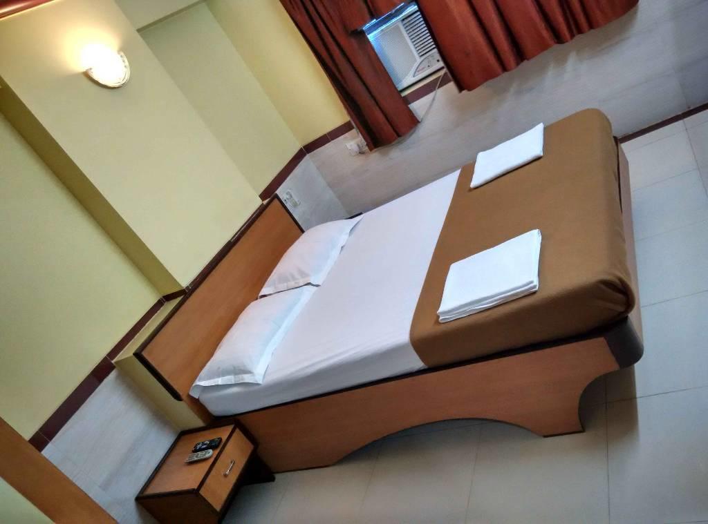 Girija Payyade Hotel Kalyan Exterior photo